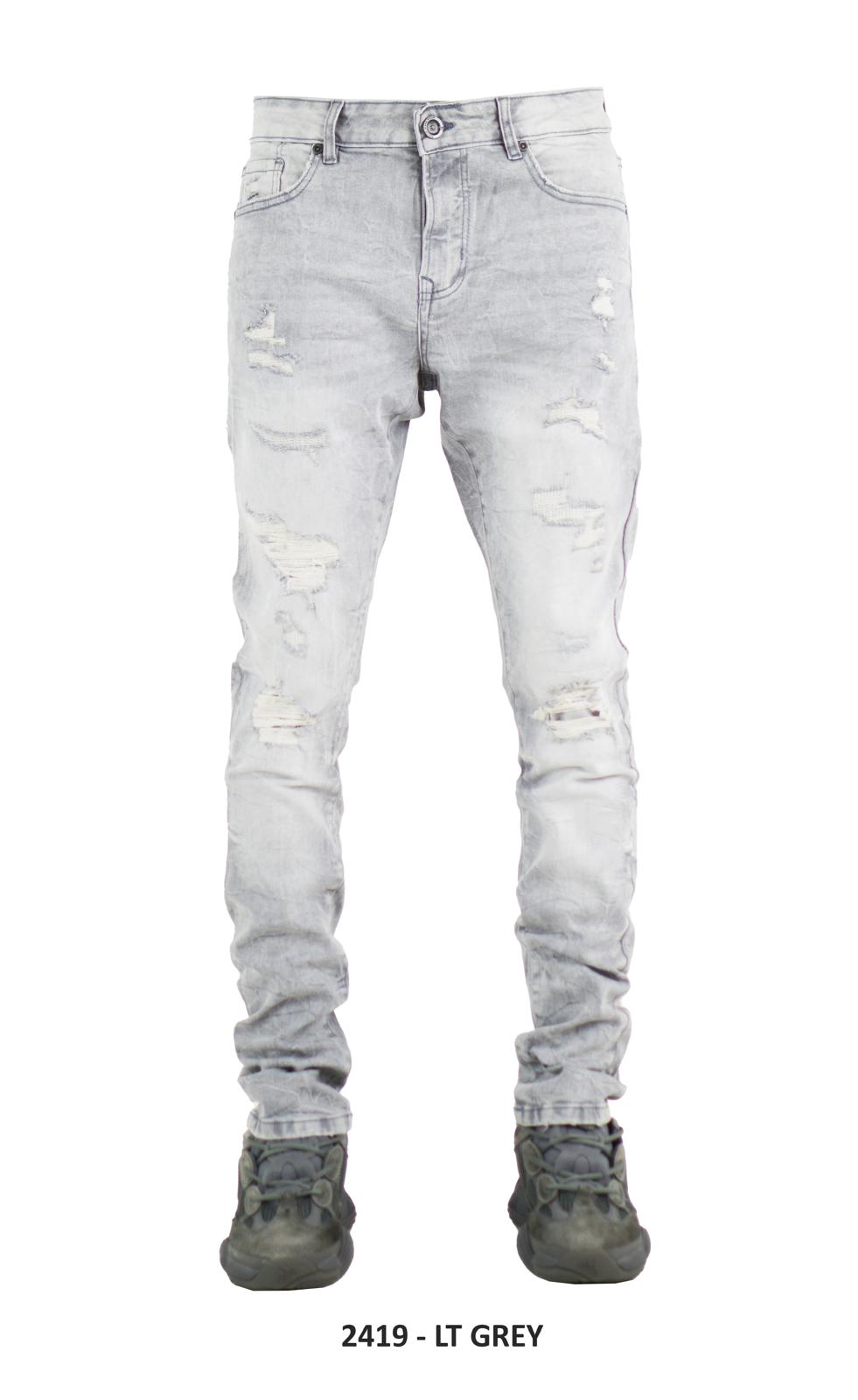 Trending ripped jeans outfit 2026 streetwear fashion look