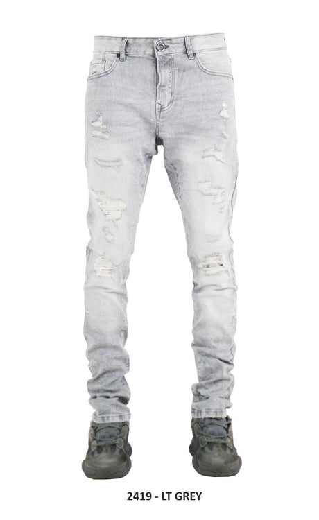 Trending ripped jeans outfit 2026 streetwear fashion look